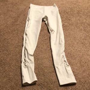 ALO yoga White leggings with braided side size M